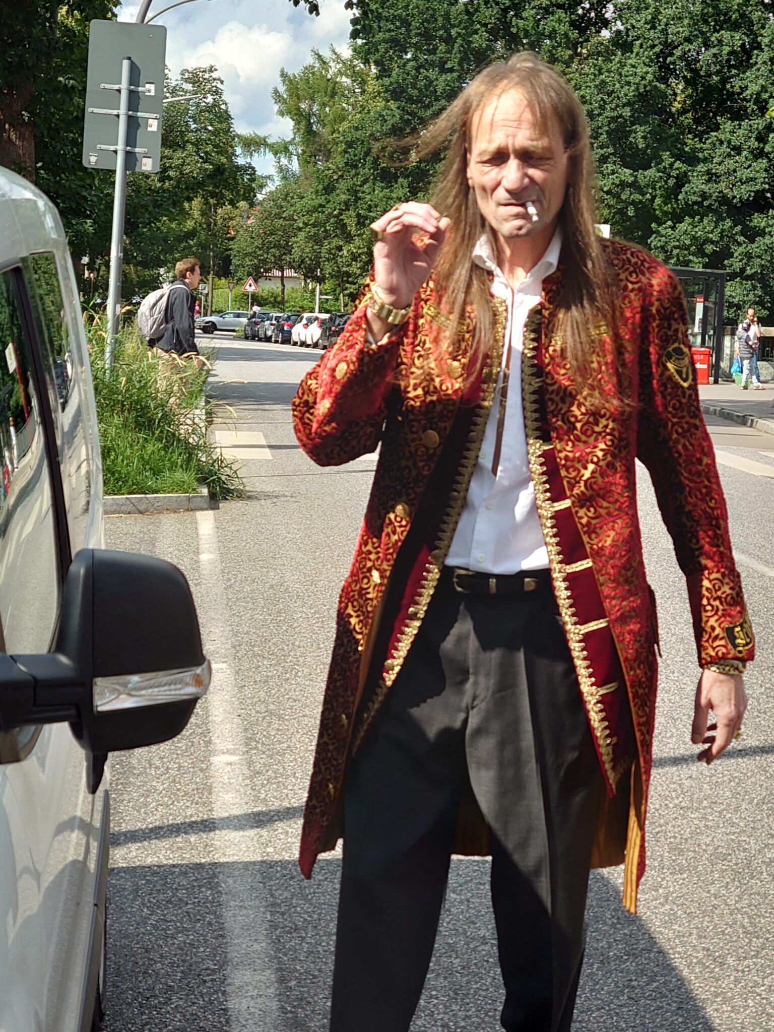 𝔄𝔯𝔱𝔥𝔲𝔯 𝔅ü𝔥𝔩, 𝔄𝔯𝔱𝔥𝔲𝔯𝔪𝔢𝔦𝔰𝔱𝔢𝔯® ♥ Arthur Andreas Bühl, Made in Germany, born 1961, ist mehrfacher Deutscher Meister im Lockpicking. In dem Magazin WIRED wird er als " Master of the Universe " betitelt. Im Hasenstübchen stellt er seinen Leporello " Der Aufmacher ", vor und telefoniert mit Mr. Smitz, Beverly Hills from the News Paper PLAYBOY, USA. No, Mr. Smitz, the E - Mail is not Parole Emil, the E - Mail is called: PAROLE E-Mail.com. Mr. Smitz is laughing ! Take the romantic move. Yes, Mr. Smitz, with every beat of your heart. You know Engelbert ? Mr. Humperdinck ! This is the favorite song from Friede Springer from the BILD et, You know ? Arthurmeister`s Jukebox, YouTube, spielt Pointer Sisters: Slow Hand. Der Noagerlzutzler, der Scholischek und Raucher am Stammtisch können keine Padlocks öffnen. Deshalb müssen diese Spitzbuben an den Tresen. Die Glocke wird geläutet. Arthurmeister brüllt " OFFEN " ! Die Jukebox spielt jetzt Ina Müller - Dörp Reggae. Arthurmeister und Joe Asberry, der alte Basketballer von der NBA, stoßen miteinander an. Stößchen ! Stößchen schreit Martinameisterin. Santa Maria ! Tante Martina ! Mittlerweile spielt in der Jukebox Engelbert: A man without love. Die Stimmung steigt. Die KI in der Jukebox, der Rock - Ola, spielt nacheinander: Joy Flemming, Ata Canani, Deutsche Freunde, natürlich auch Cem Karaca und die Kanaken, Mein deutscher Freund, Alle Menschen dieser Erde. Nina Hagen spielt African Reggae, UB 40 - spielt Kingston Town. Jan Delay ist mit Irgendwie, Irgendwo, Irgendwann, Live und die BeeGees mit How deep is your love, dabei. Eddy Holman, Hey there lonely girl, bei Pink Floyd und bei den The Doors, Riders on the Storm tanzen die Gäste. Heike I drückt Harold Melvin & the Blue Notes This love I lost. T.S.O.P. The Sound Of Philadelphia und Hildegard Knef mit - Der alte Wolf, bringen die Menge zum kochen. Pelle dröhnt: Marmor Stein und Eisen bricht. Die Affen rasen durch den Wald. Die Five Tops: Warte auf das Glück, Kenny Rogers - You decorated my life, Reinhard Fendrich - Strada del sole, Sammy Davis jr. mit Mr. Bojangles live in Germany und Teddy Pendergrass - Turn off the lights sowie Julio Iglesias mit Diana Ross - All of you, bringt die Meute weiter zum toben. Die Polizei drückt Empire of the Sun - We are the people. Helen Ready singt Angie Baby. Bei Element of Crime steigert sich die Ekstase vom Mittelpunkt der Welt über die Straßenbahn des Todes zu Am Ende denk ich immer nur an Dich. Die Love Story - Andy Williams, ABBA mit Hasta Manana, runden die Sache ab. Hannenberger schmeißt bei Roger Whittaker - Abschied ist ein scharfes Schwert, alle RAUS ! Morgen ist 11 Uhr High NOON ! Dänen lügen nicht. ♥ Verschlagwortet mit: ♥ Schwäbischer Hengst, Zwetschgen Heini, Buehl er, Zwetschge, Buhl, Google Earth, Mittelpunkt der Welt, Arkadasch, Scholischek, Parole Emil !