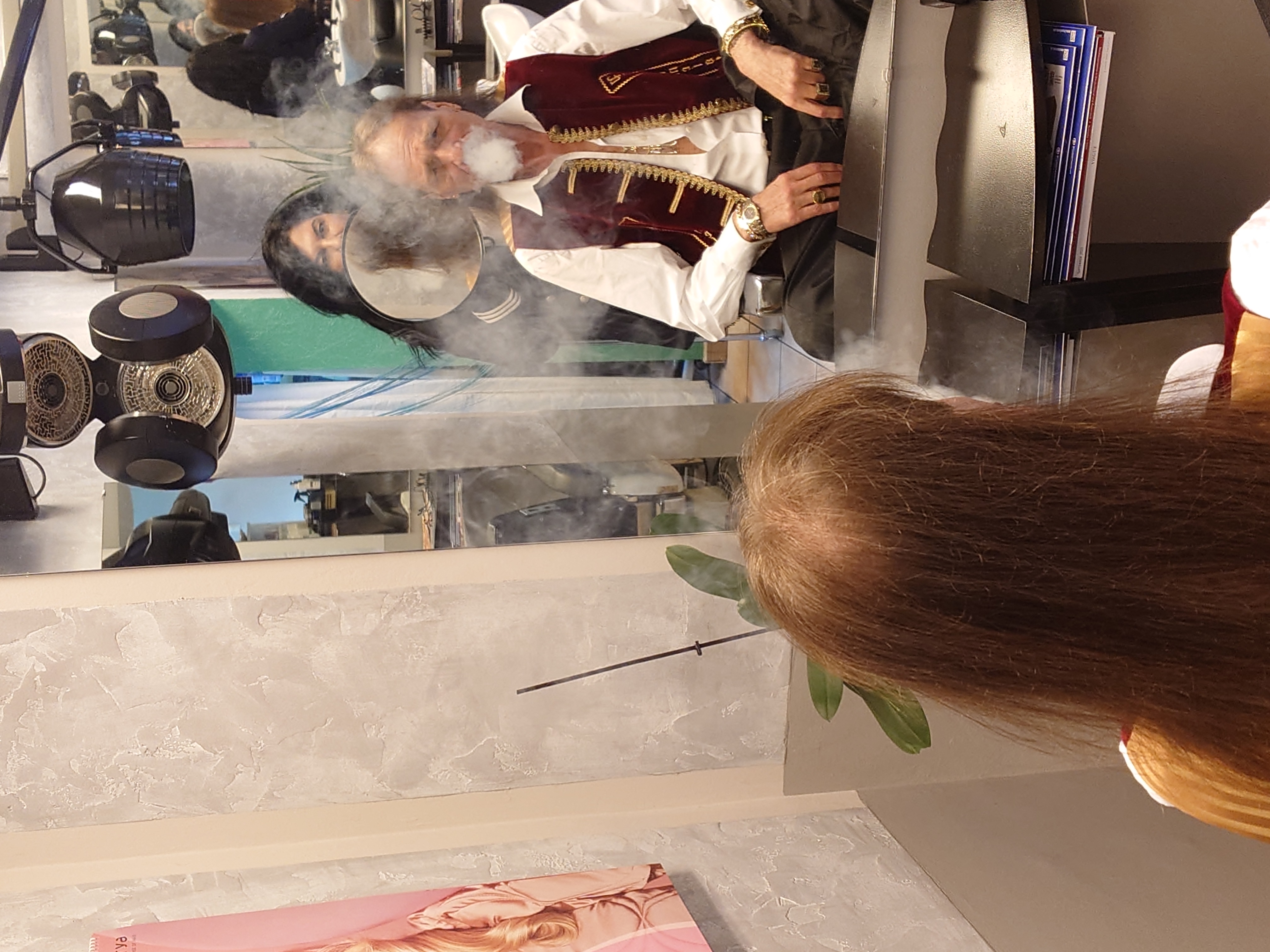 Arthur Andreas Bühl, Detektiv und Sympathieträger ♥, made in Germany, Jahrgang 1961 aus Baden-Württemberg stellt seinen Leporello " Der Aufmacher " vor. Arthurmeister`s Jukebox im Hasenstübchen by YouTube, spielt Pointer Sisters: Slow Hand ! Am Tresen wird Helbing gekippt. Die Lockpicker am Stammtisch trinken nach jeder Öffnung ein Pils, manche auch Weizenbier ! Der Scholischeck nörgelt, weil er kein Padlock öffnen kann ! Ferrari Rudi brüllt: Martina die F1 Saison beginnt. Wir fliegen zum Hockenheimring ! Der Hannenberger sagt: Ich will auch mit ! Martina schreit: Minardi, wir gewinnen ni. Minardiiii, wir gewinnen niiiie. Und der Alex Young darf auch nicht mit. Can not drive ! Verschlagwortet mit Buehl, Buhl, Rotkäppchen, Zwetschgenhengst, Zwetschge