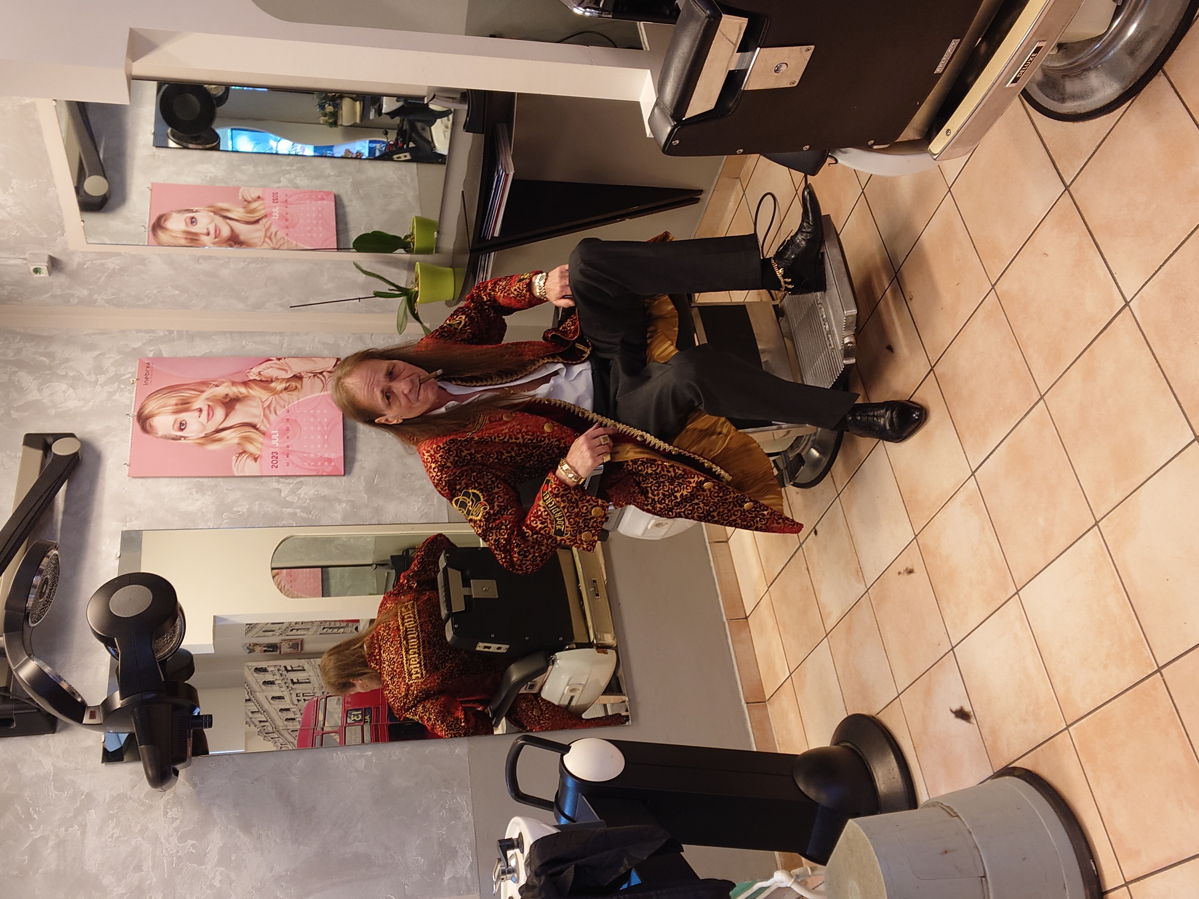 Bühl Zwetschge Bühl, besser bekannt als Arthurmeister, Jahrgang 1961, geboren in Stuttgart, aufgewachsen in Asperg und in der Villa Heinrich Franck Söhne, am Bahnhof, in Ludwigsburg, jetzt wohnhaft in 22337 Fuhlsbüttel, sagt zu Arkadasch: Nein ! Bühler Zwetschgen schmecken besser als dein Erik oder plum ! Zwetschgendatschi heißt das Zauberwort ! ♥ Die E - Mail lautet: Arthurmeister@Arthurmeister.de Die Anschrift lautet: Arthur A. Bühl, Postfach 605 145, 22246 Hamburg, Germany. Die Anschrift lautet: Mr.Smitz@Mr.Smitz.us powerd by Arthurmeister® for www.leporello.us Verschlagwortet mit Bühl er Zwetschge, Zwetschgenhengst, Pflaume, plum, Erikli, prugna torta, Datschi, süss.