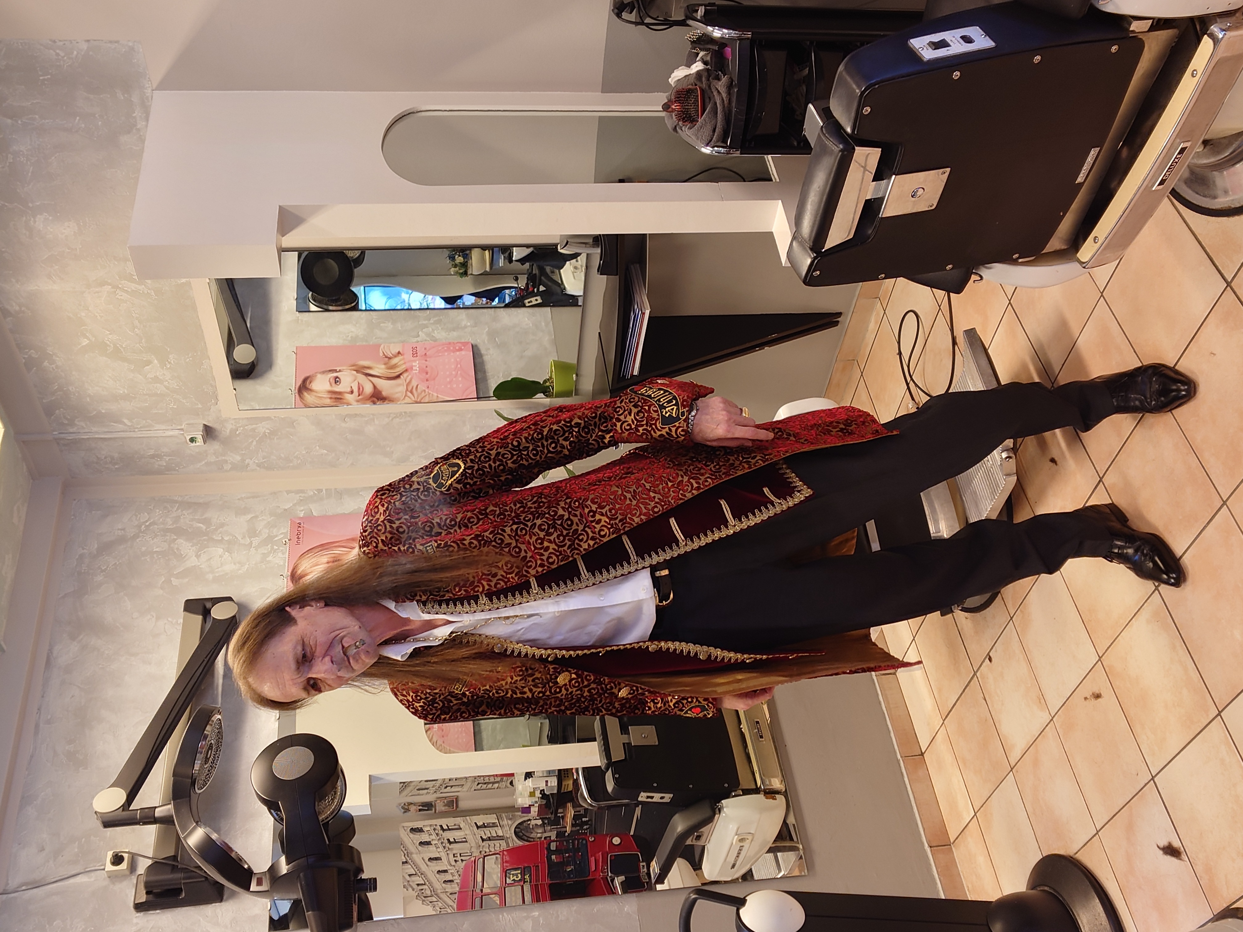 Arthur Bühl, Jahrgang 1961, Detektiv aus Germany, Im Dienste der Wahrheitsfindung unterwegs, betreibt in seiner Freizeit Lockpicking aus Leidenschaft. Der mehrfache Deutsche Meister wird in der WIRED als " Master of the Universe " betitelt. In der BILD et ist der Artikel " Herr der Schlösser " abgedruckt. Im Hasenstübchen - Fuhlsbüttel, am Hasenberge, Santa Fu, wird gefeiert. Arthurmeister® stellt seinen Leporello " Der Aufmacher " vor. Der Stammtisch grölt " OFFEN ". Scholischek, Rudi, Heike I, Noagerlzutzler, Arthur und Joe Asberry, der alte NBA ler, prosten sich zu. Arthurmeister`s Jukebox auf YouTube spielt Pointer Sisters - Slow Hand ! ♥ Beim Tanzen ruft die Cartomanze " Ey du Sympthieträger ♥, komm mal her " ! Die E - Mail lautet: Cartomanze@Cartomanze.de Die E - Mail lautet: Sympathieträger@Sympathieträger.com