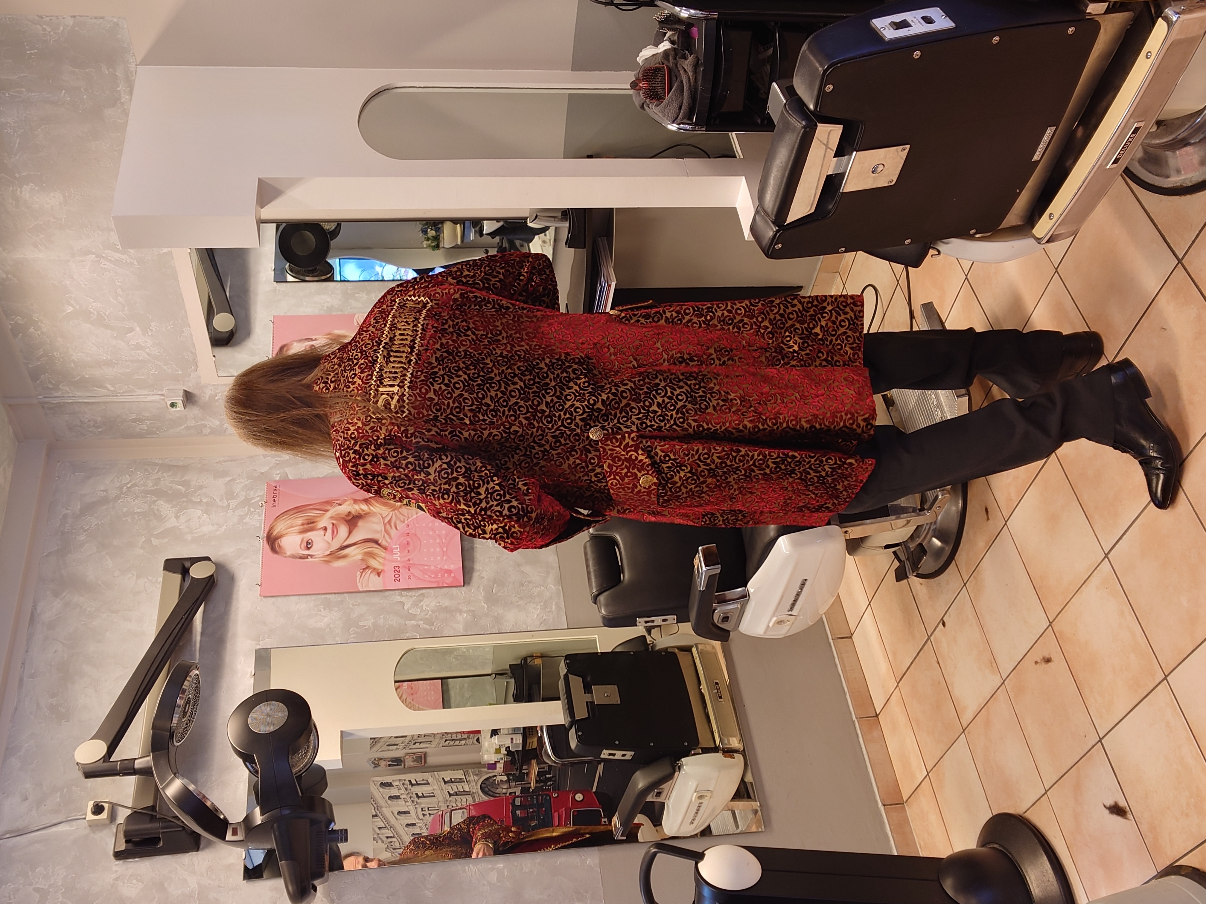 Im Dienste der Wahrheitsfindung: Arthur A. Bühl, Jahrgang 1961, wird von den Mitgliedern des BDD, Bundesverband Deutscher Detektive, jetzt BUDEG zur 30 jährigen Mitgliedschaft beglückwünscht und für seine Dienste zur Wahrheitsfindung mit der Verleihung der goldenen Ehrennadel gewürdigt. Die Kollegen haben ihm ebenfalls in der TAZ, FAZ, Welt und Hamburger Abendblatt gratuliert und sogar Anzeigen in der Rubrik Verschiedenes geschaltet. Arthur Bühl ist Inhaber der Marke Arthurmeister®. Veröffentlicht unter Linkedin, Xing, Google Panel, Twitter X.