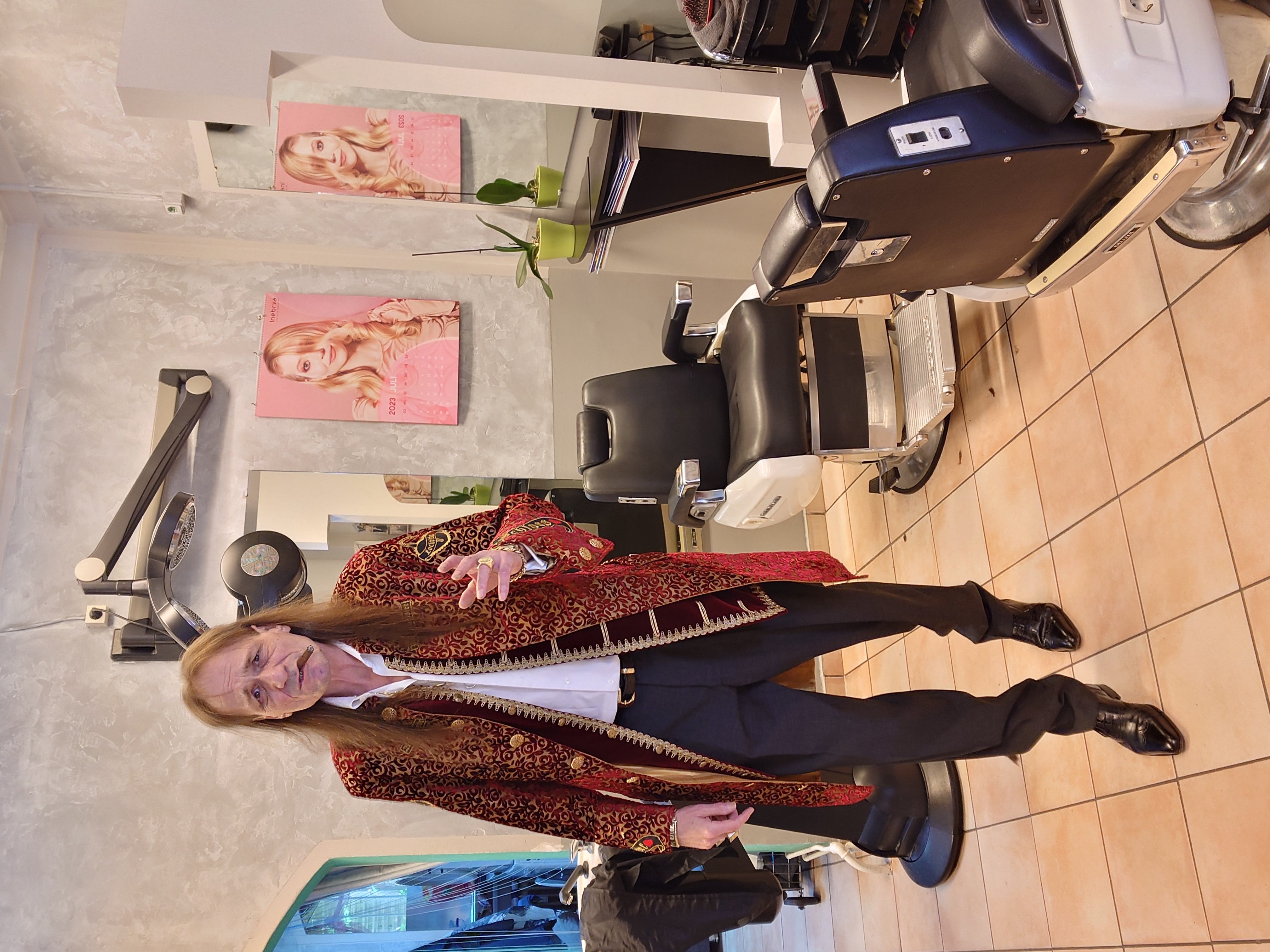 Bühl Zwetschge Bühl, besser bekannt als Arthurmeister, Jahrgang 1961, geboren in Stuttgart, aufgewachsen in Asperg und in der Villa Heinrich Franck Söhne, am Bahnhof, in Ludwigsburg, jetzt wohnhaft in 22337 Fuhlsbüttel, sagt zu Arkadasch: Nein ! Bühler Zwetschgen schmecken besser als dein Erik oder plum ! Zwetschgendatschi heißt das Zauberwort ! ♥ Die E - Mail lautet: Arthurmeister@Arthurmeister.de Die Anschrift lautet: Arthur A. Bühl, Postfach 605 145, 22246 Hamburg, Germany. Die Anschrift lautet: Mr.Smitz@Mr.Smitz.us powerd by Arthurmeister® for www.leporello.us Verschlagwortet mit Bühl er Zwetschge, Zwetschgenhengst, Pflaume, plum, Erikli, prugna torta, Datschi, süss.