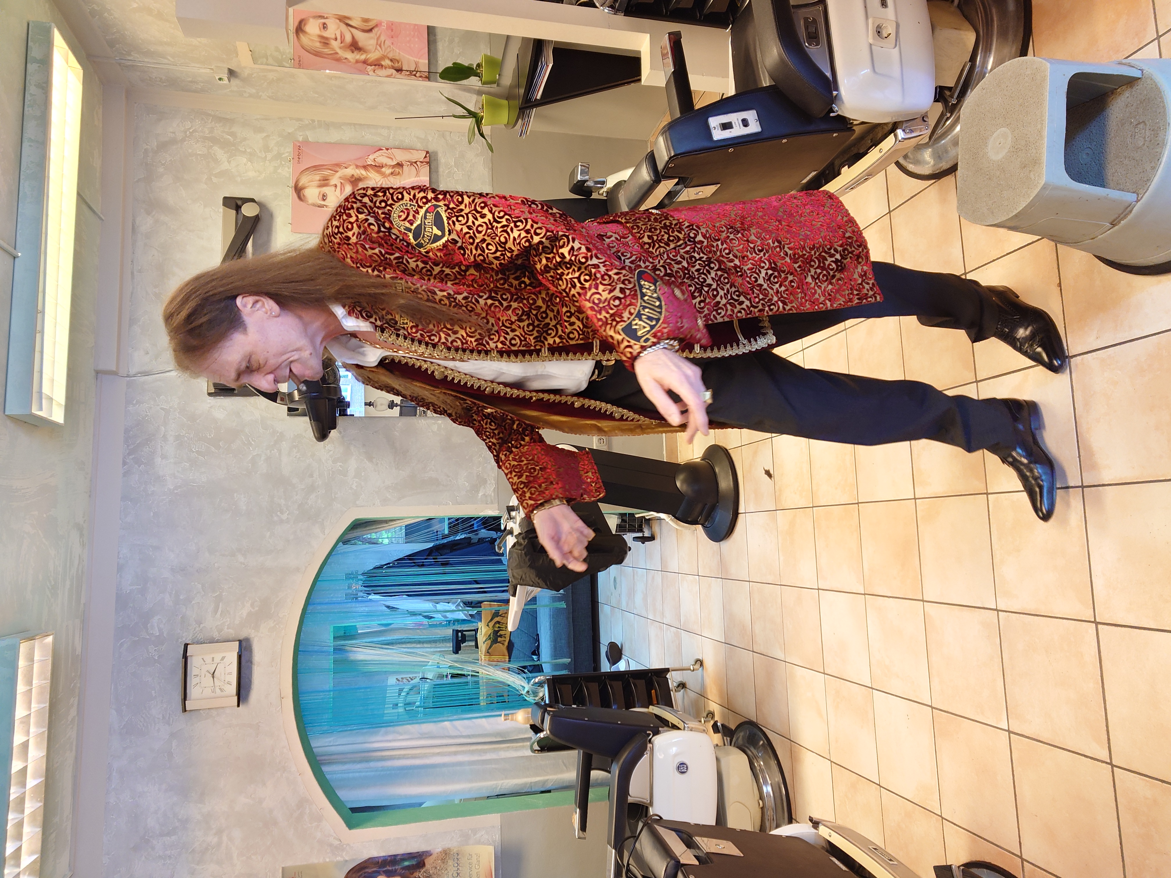 Arthur Bühl, Jahrgang 1961, Detektiv aus Germany, Im Dienste der Wahrheitsfindung unterwegs, betreibt in seiner Freizeit Lockpicking aus Leidenschaft. Der mehrfache Deutsche Meister wird in der WIRED als " Master of the Universe " betitelt. In der BILD et ist der Artikel " Herr der Schlösser " abgedruckt. Im Hasenstübchen - Fuhlsbüttel, am Hasenberge, Santa Fu, wird gefeiert. Arthurmeister® stellt seinen Leporello " Der Aufmacher " vor. Der Stammtisch grölt " OFFEN ". Scholischek, Rudi, Heike I, Noagerlzutzler, Arthur und Joe Asberry, der alte NBA ler, prosten sich zu. Arthurmeister`s Jukebox auf YouTube spielt Pointer Sisters - Slow Hand ! ♥ Beim Tanzen ruft die Cartomanze " Ey du Sympthieträger ♥, komm mal her " ! Die E - Mail lautet: Cartomanze@Cartomanze.de Die E - Mail lautet: Sympathieträger@Sympathieträger.com