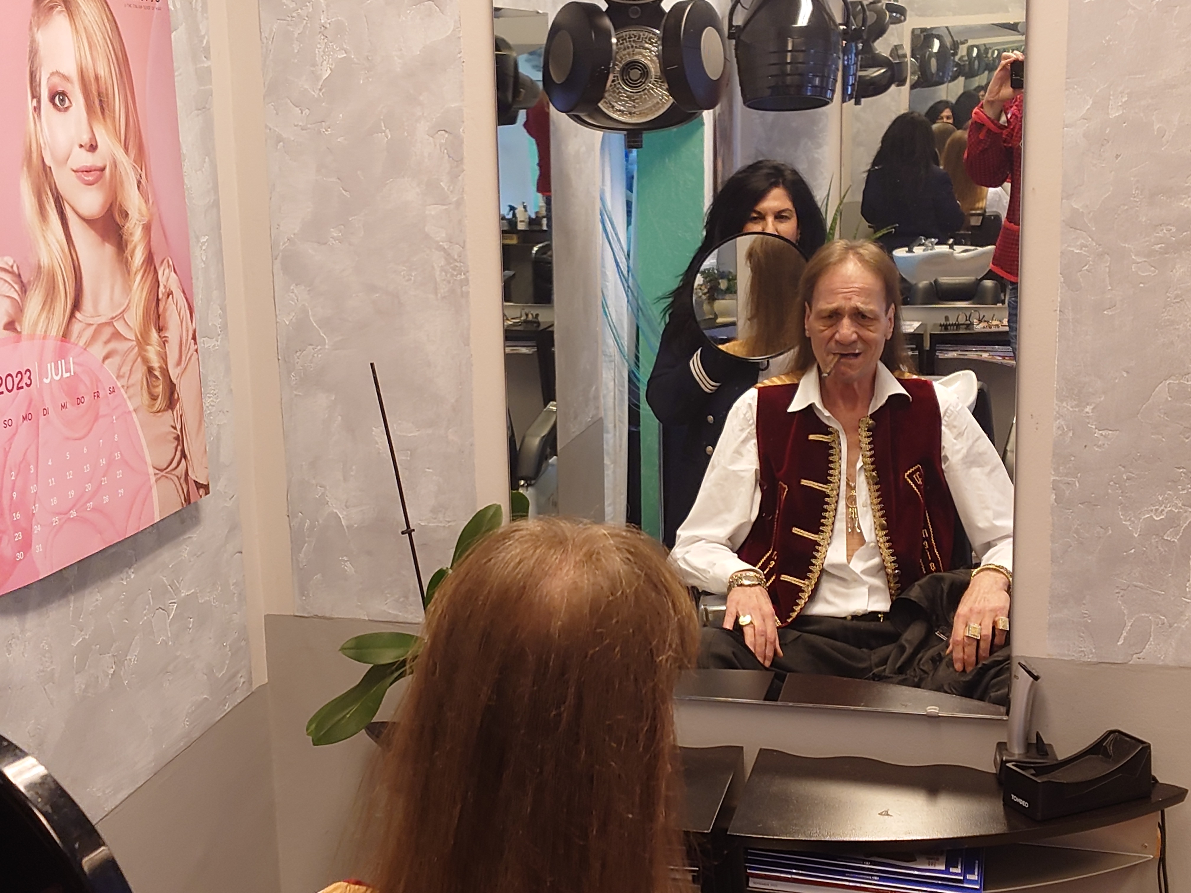 Herr Arthur Bühl, kritischer Privatdetektiv aus der Hansestadt Hamburg, bereitet sich auf ein Interview mit der BILD et vor. Bei Babsi und Gina in Fuhlsbüttel wird ihm zuvor der Vokuhila geschnitten. Herr Arthur Bühl wurde schon in der BILD et als " Herr der Schlösser " beschrieben. " Ein bisschen Ruhe bitte " schreibt Jan Freitag von der TAZ. Er erwähnt auch eine Mustertür by Wendt. Es wird darin herumgeprökelt. Selbst Arthur Bühl, der weltbeste aus dem Lockpicker Mekka Hamburg, betreibt pures Understatement, weil er sein Schloss in nur 20 Sekunden " geknackt " hat. Charles Graeber von der Wired.com beschreibt in seinem Artikel Master Lock - Pickers do bottle Arthur Bühl " The Master of the Universe ", Arthur Bühl a private Detective of Germany open locks. Bühl`s Fabio - the - Barbarian Look stands out. He wins the Dutch Open and is now Master of the Universe. The people cry: " Arthurmeister ! booms Arthurmeister ". Mark Webber Tobias, the Author of Locks, Safes, and Security, a Police Reverence, say: Arthurmeister, that ist beautyful. " Open ! " sagt Arthurmeister ", offen ist gut, schneller offen ist besser ". " Beer !" Arthurmeister booms back and a new Champion is born. Die Welt berichtet: " Die Kunst, Schlösser ohne Schlüssel zu öffnen ". Vereinsmitbegründer und Vizepräsident Arthur Bühl trägt seine Leidenschaft schon auf der Krawatte. Sie ist rot mit gelben Schlüsseln drauf. Intern wird er ehrfürchtig " Meister Arthur " gerufen. Er hat es zum siebenfachen Deutschen Meister in verschiedenen Disziplinen geschafft. Er pickt seit der Kindheit. Sein erstes Trainingsobjekt war sein Spardosenschloss - Ein klassischer Einstieg… . Die Slate berichtet über Arthur Bühl als Lockpicking Legend. Es gibt einen Artikel Tool for Picking and Decoding by Stasi, CCC, Vortrag Berlin. Amateur Hour berichtet: Arthurmeister has " The Master Touch ". Bei den Kaba Day `s im Europa Park Rust schreibt die Pressebox: auf großes Interesse der Teilnehmer stieß auch die praktische Vorführung von Steffen Wernéry und Arthur Bühl, die gängige mechanische Schließzylinder ohne Schlüssel zerstörungsfrei öffnen. Meist in Sekundenschnelle. Auch die Chemnitzer Zeitung " Freie Presse " hat über das Lockpicking und Arthur Andreas Bühl alias Arthurmeister berichtet. Dwight Perry schreibt: Arthur Bühl has good hands ! In der Philalocksmith wird Arthur Bühl auch als Lockpicking Legend betitelt. Es gibt auch einen Beitrag, 360 Meridianos. In der Datenschleuder, CCC, wurde über ihn als Sympathieträger berichtet. Veröffentlicht unter Linkedin, Xing, Google Panel, Twitter X. In der Vitrine von Arthur Andreas Bühl, Arthurmeister® sind Schlösser, Padlocks, von ABUS, BKS, CES, DOM, EVVA, Assa Abloy, Z Ikon, Kaba, Keso, ASSA, Winkhaus, Wilka, Trelock, Schmelting, Bode Panzer, Ancor Las, Drumm Geminy, Xylock, SEA, Medeco, Mul-T-Lock, Cut away, ABUS Granit, Pfaffenhain, E*S, ESS, Nemef, BAB, Babelsberg, Stasi, Diskus, WMF, Tesa, Noch, Vachette, Cisa, Wally, Rielda, Mottura, Viro, FAI, GeGe, Fichet, Bode Panzer, Tresor, Bramah, Protector, Braun`s Patent, Walomatus, Arolds, Combination Lock, Yale, Master, American Lock, Tubular, China, Indien, Aligarh, Nepal, Thailand, Zahlenschlösser, Himmelsschlüssel und noch vieles mehr, vorhanden. Alle Schliesszylinder sind Übungsmaterial für das Lockpicking. Schlagschlüssel und so vieles mehr, sind auch dabei. Die elektronische Anschrift lautet: Arthurmeister@Arthurmeister.de