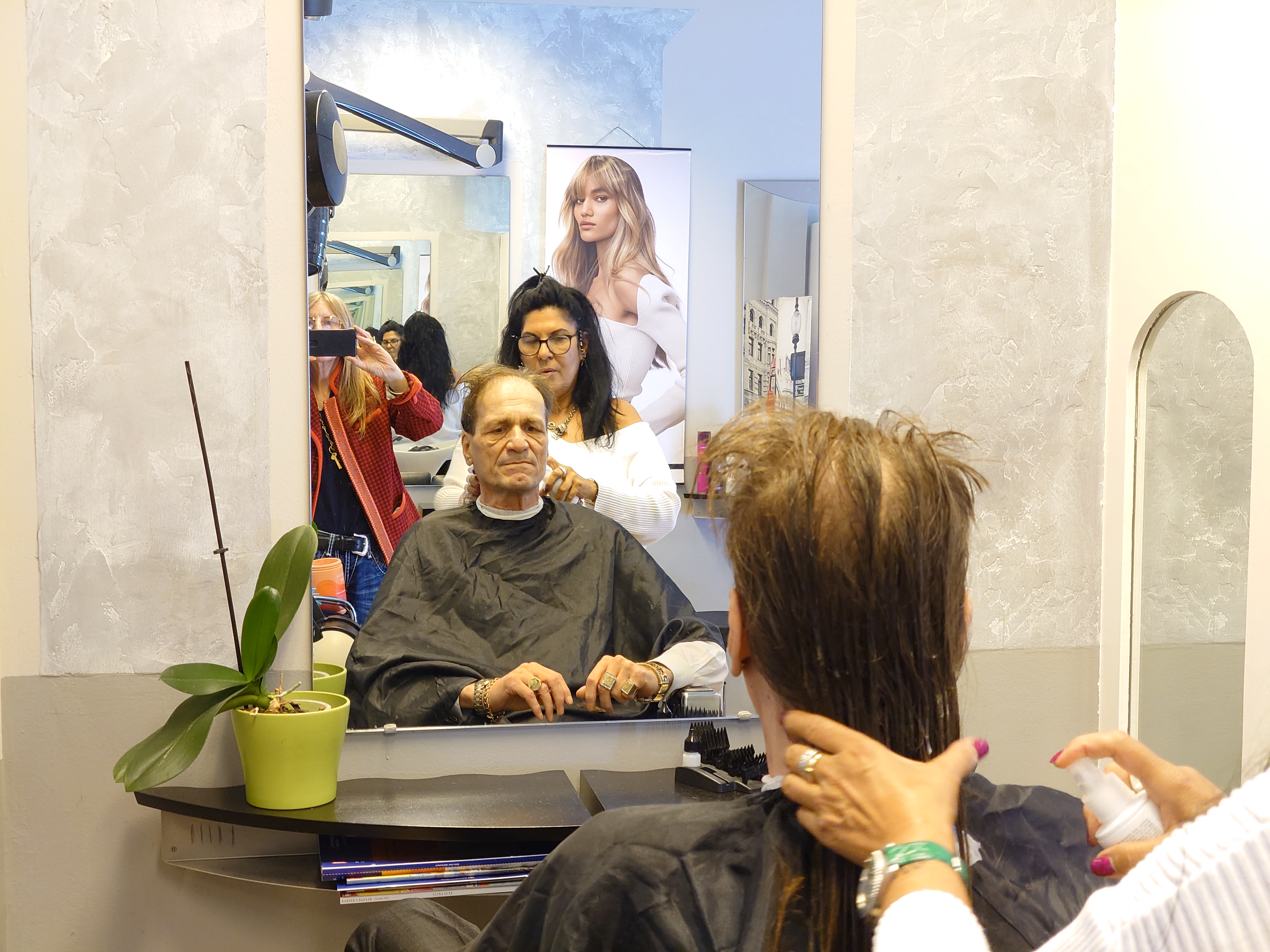 Im Dienste der Wahrheitsfindung: Arthur A. Bühl, Jahrgang 1961, wird von den Mitgliedern des BDD, Bundesverband Deutscher Detektive, jetzt BUDEG zur 30 jährigen Mitgliedschaft beglückwünscht und für seine Dienste zur Wahrheitsfindung mit der Verleihung der goldenen Ehrennadel gewürdigt. Die Kollegen haben ihm ebenfalls in der TAZ, FAZ, Welt und Hamburger Abendblatt gratuliert und sogar Anzeigen in der Rubrik Verschiedenes geschaltet. Arthur Bühl ist Inhaber der Marke Arthurmeister®. Veröffentlicht unter Linkedin, Xing, Google Panel, Twitter X.