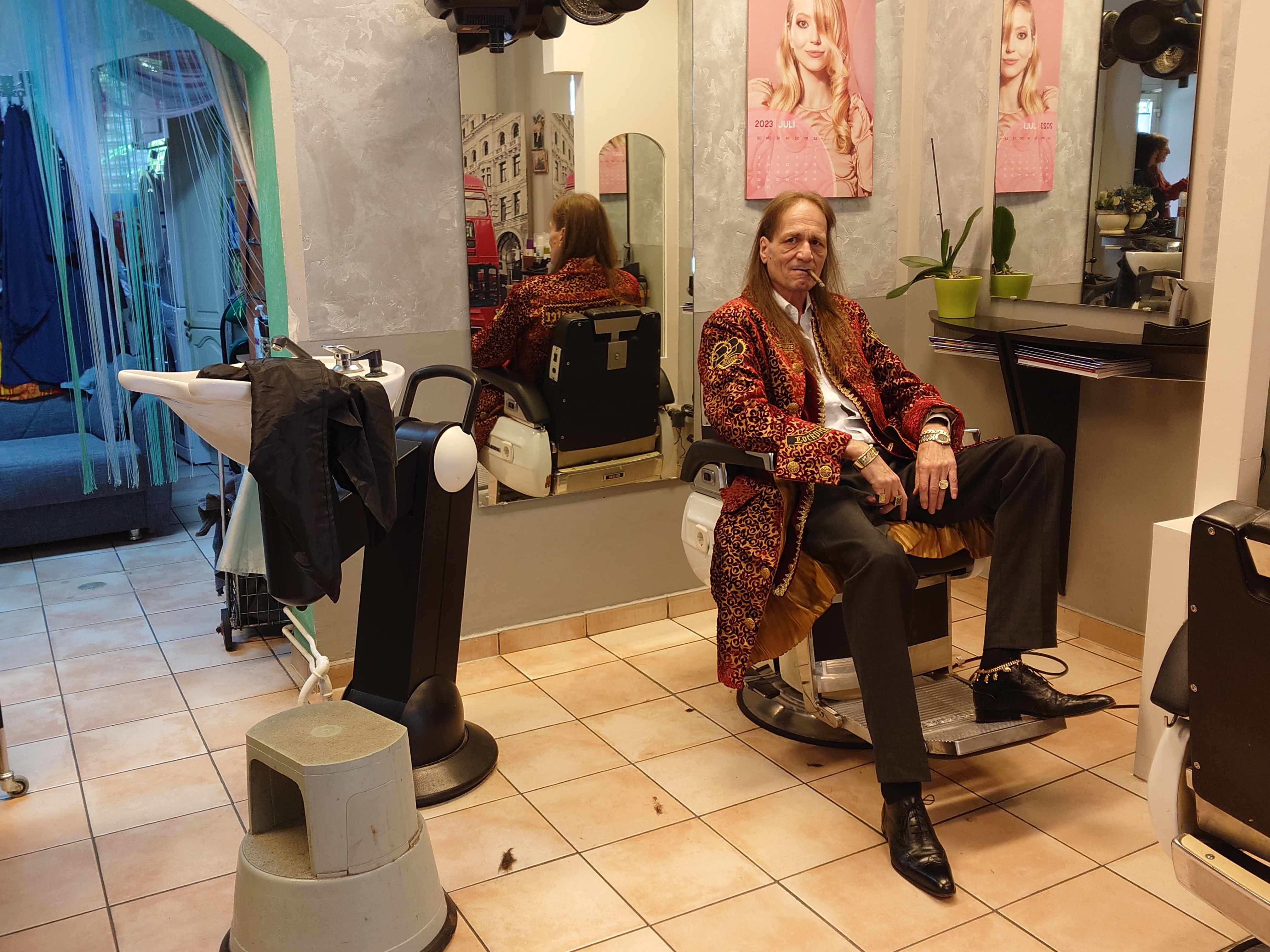 Arthur A. Bühl, ist mehrfacher Deutscher Meister im Lockpicking. In dem Magazin WIRED wird er als " Master of Universe " betitelt. Im Hasenstübchen stellt er seinen Leporello " Der Aufmacher ", vor und telefoniert mit Mr. Smitz, Beverly Hills from the News Paper PLAYBOY, USA. Arthurmeister`s Jukebox, YouTube, spielt: Pointer Sisters, Slow Hand. Der Noagerlzutzler und der Scholischek können am Stammtisch keine Padlocks öffnen. Deshalb müssen diese Spitzbuben an den Tresen. Die Glocke wird geläutet. Arthurmeister brüllt " OFFEN " ! and cries BEER ! Die Jukebox spielt jetzt Ina Müller - Dörp Reggae ! Arthurmeister ist Inhaber der Marken Cartomanze®, Martinameisterin®, Pornomeister®, Lockpickerherz®, Schlossherz®, WebTüv® und Legal 1001®. Verschlagwortet mit Buehl, Buhl, Rotkäppchen, Zwetschgenhengst, Zwetschge Veröffentlicht unter Linkedin, Xing, Google Panel, Twitter X.