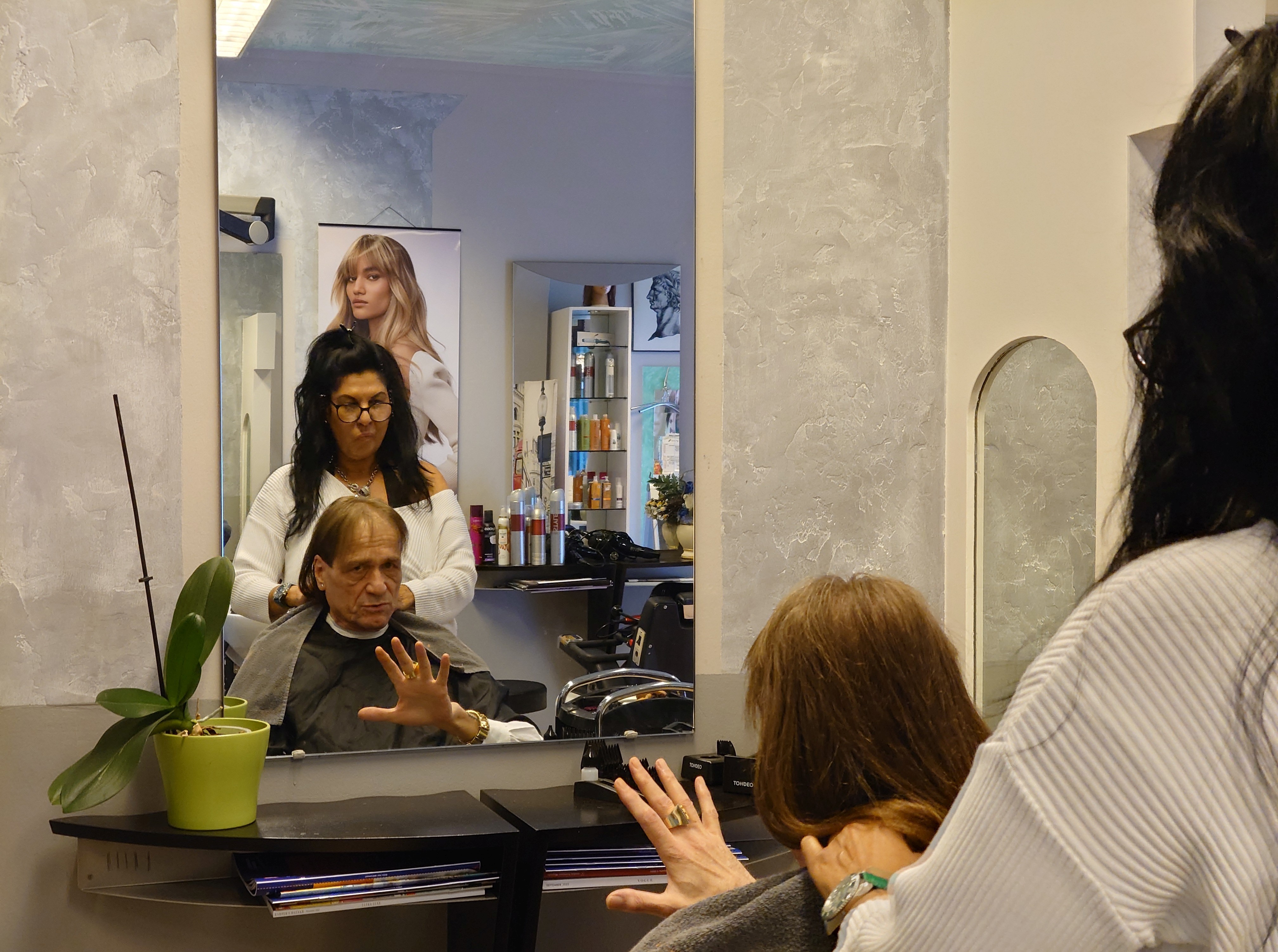 Arthur A. Bühl, ist mehrfacher Deutscher Meister im Lockpicking. In dem Magazin WIRED wird er als " Master of Universe " betitelt. Im Hasenstübchen stellt er seinen Leporello " Der Aufmacher ", vor und telefoniert mit Mr. Smitz, Beverly Hills from the News Paper PLAYBOY, USA. Arthurmeister`s Jukebox, YouTube, spielt: Pointer Sisters, Slow Hand. Der Noagerlzutzler und der Scholischek können am Stammtisch keine Padlocks öffnen. Deshalb müssen diese Spitzbuben an den Tresen. Die Glocke wird geläutet. Arthurmeister brüllt " OFFEN " ! and cries BEER ! Die Jukebox spielt jetzt Ina Müller - Dörp Reggae ! Arthurmeister ist Inhaber der Marken Cartomanze®, Martinameisterin®, Pornomeister®, Lockpickerherz®, Schlossherz®, WebTüv® und Legal 1001®. Verschlagwortet mit Buehl, Buhl, Rotkäppchen, Zwetschgenhengst, Zwetschge Veröffentlicht unter Linkedin, Xing, Google Panel, Twitter X.