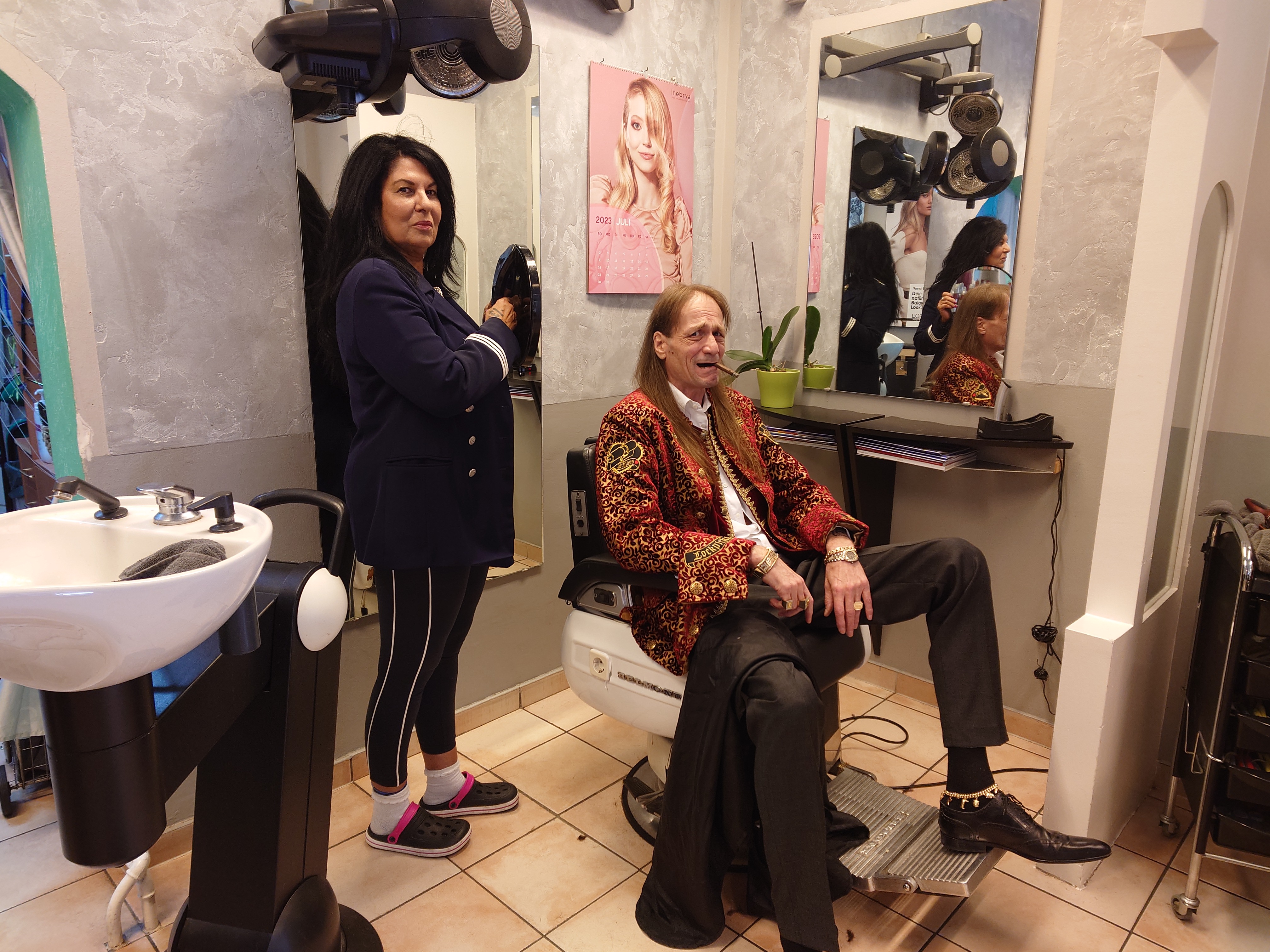 Arthur Bühl, Jahrgang 1961, Detektiv aus Germany, Im Dienste der Wahrheitsfindung unterwegs, betreibt in seiner Freizeit Lockpicking aus Leidenschaft. Der mehrfache Deutsche Meister wird in der WIRED als " Master of the Universe " betitelt. In der BILD et ist der Artikel " Herr der Schlösser " abgedruckt. Im Hasenstübchen - Fuhlsbüttel, am Hasenberge, Santa Fu, wird gefeiert. Arthurmeister® stellt seinen Leporello " Der Aufmacher " vor. Der Stammtisch grölt " OFFEN ". Scholischek, Rudi, Heike I, Noagerlzutzler, Arthur und Joe Asberry, der alte NBA ler, prosten sich zu. Arthurmeister`s Jukebox auf YouTube spielt Pointer Sisters - Slow Hand ! ♥ Beim Tanzen ruft die Cartomanze " Ey du Sympthieträger ♥, komm mal her " ! Die E - Mail lautet: Cartomanze@Cartomanze.de Die E - Mail lautet: Sympathieträger@Sympathieträger.com